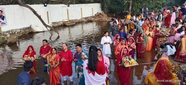डूबते सूर्य को दिया अर्घ्य, सुख-समृद्धि की कामना