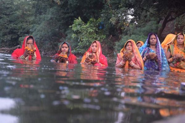 उगते सूर्य को अध्र्य के साथ छठ का समापन छठी मैय्या को नमन करते मंगल कामना