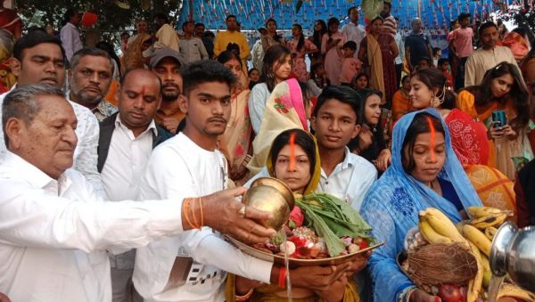 छठ पूजा के अवसर पर उपस्थित हुए पूर्व विधायक जनक राम 
