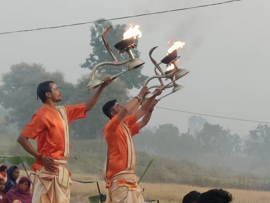 उगते सूर्य को अघ्र्य, छठ पूजा को ले घाटों पर उमड़ा जनसैलाब