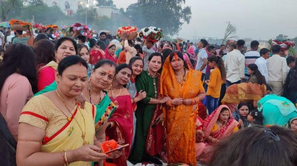 उगते सूर्य को दिया अघ्र्य, घाटों उमड़ा जनसैलाब