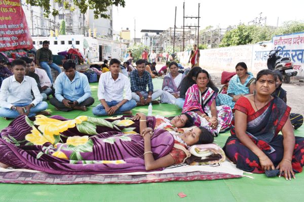 आमरण अनशन पर बैठीं दो और महिलाओं की तबियत बिगड़ी