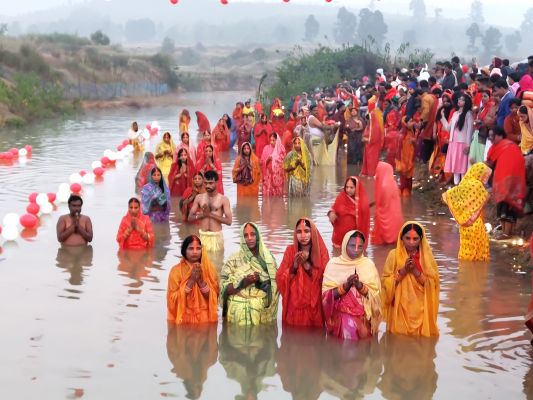 उगते सूर्य को अघ्र्य, घाटों पर उमड़े भक्त