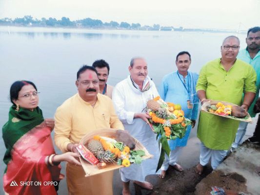 विधायक धनेंद्र पहुंचे छठ घाट, सूर्य को दिया अघ्र्य