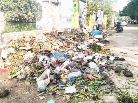 रास्तों में कचरों का अंबार, राहगीरों को हो रही परेशानी