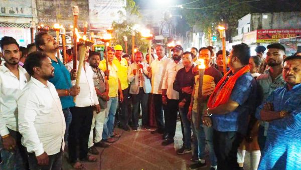 आरक्षण में कटौती का विरोध, निकाली आक्रोश मशाल रैली