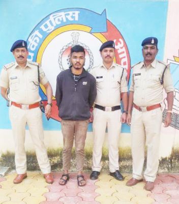 बटनदार चाकू के साथ एक युवक गिरफ्तार