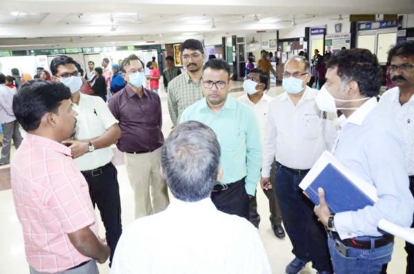 कलेक्टर ने मरीजों से पूछा कब से खड़े हो लाइन में...