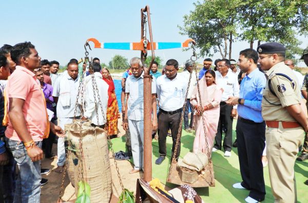 कलेक्टर ने धान उपार्जन केंद्र सांकरा और बरही में धान तौलाकर खरीदी कार्य का किया शुभारंभ