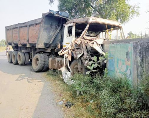 तेज रफ्तार टे्रलर आंगनबाड़ी में घुसा