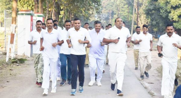 राष्ट्रीय एकता का संदेश देने पुलिस कर्मियों ने लगाई दौड़