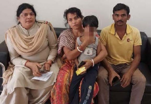 गुम बच्ची को ढूंढकर पुलिस ने परिजनों को सौंपा