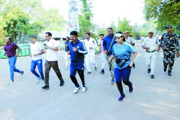 राष्ट्रीय एकता के लिए कलेक्टर के साथ दौड़े लोग
