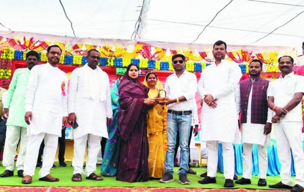 साहू समाज ने अनिरुद्ध को किया सम्मानित