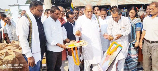 विधायक धनेंद्र ने धान तौलकर की धान खरीदी शुरू