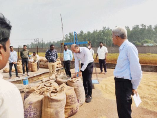  कलेक्टर ने किया पचेड़ा धान खरीदी केन्द्र का निरीक्षण, लिया व्यवस्था का जायजा