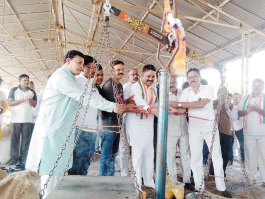 संसदीय सचिव ने पूजा-अर्चना कर की धान खरीदी शुरू