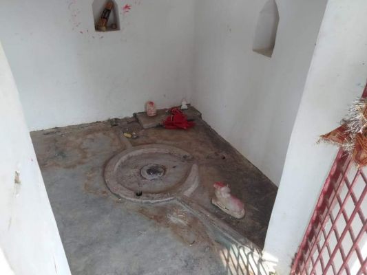 मंदिर की 8 मूर्तियां चोरी,  संदेही से पूछताछ