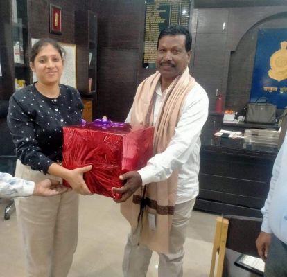 सेवानिवृत प्रधान आरक्षक को सम्मान समारोह आयोजित कर दी विदाई