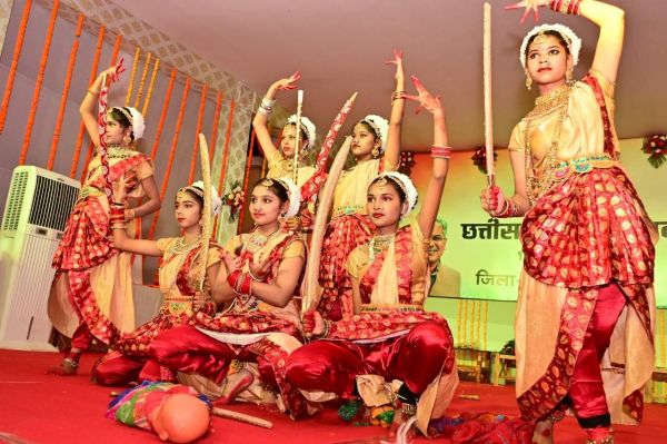 स्कूली बच्चों व लोक कलाकारों की रंगारंग प्रस्तुति