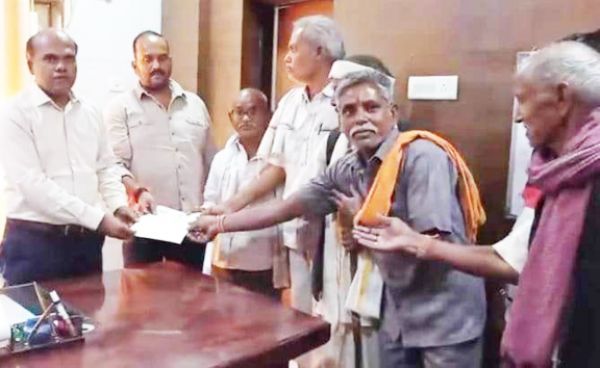 इलेक्ट्रॉनिक कांटा के उपयोग अनिवार्य करने को लेकर किसानों ने सौंपा ज्ञापन