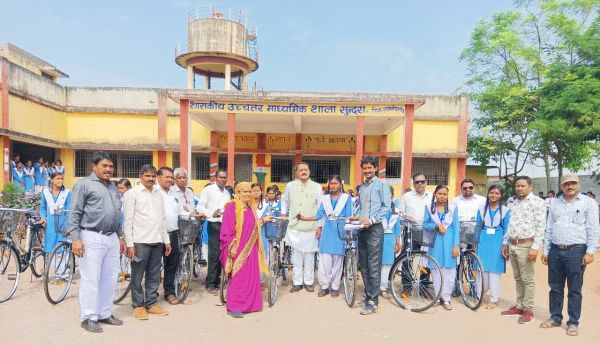 सुंदरा स्कूल में 42 साइकिल वितरित