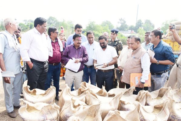 संभागायुक्त ने ढाबा केंद्र का किया निरीक्षण