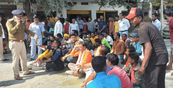 निर्माणाधीन बदहाल सडक़ से तंग लोगों का चक्काजाम