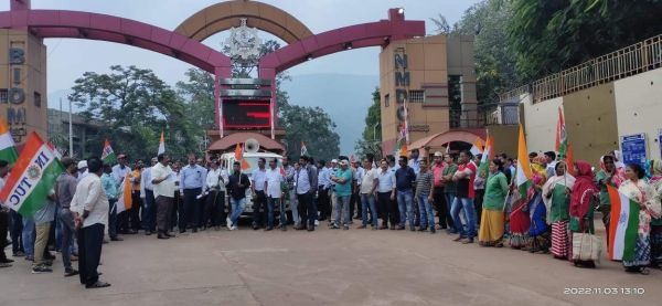 मांगों को ले इंटक ने एनएमडीसी चेकपोस्ट का किया घेराव