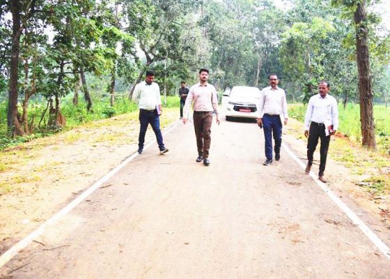 संवेदनशील क्षेत्रों में निर्माणाधीन सडक़ों का कलेक्टर ने किया निरीक्षण