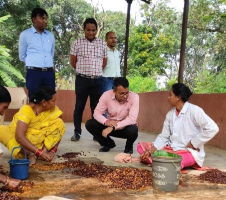 कलेक्टर ने दरभा में संचालित विकास कार्यों का किया निरीक्षण