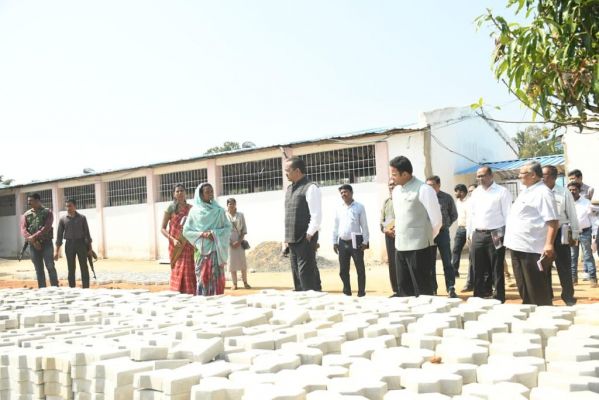 कमिश्नर ने किया कोचवही मल्टी एक्टीविटी सेंटर और धान खरीदी केंद्र का निरीक्षण