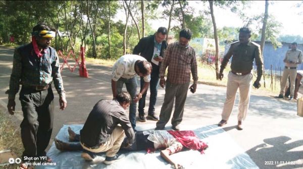 हाथ फिसलने से चलती बस से गिरा कंडक्टर, दबकर मौत