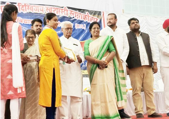 दिग्विजय कॉलेज में स्वर्ण पदक वितरण