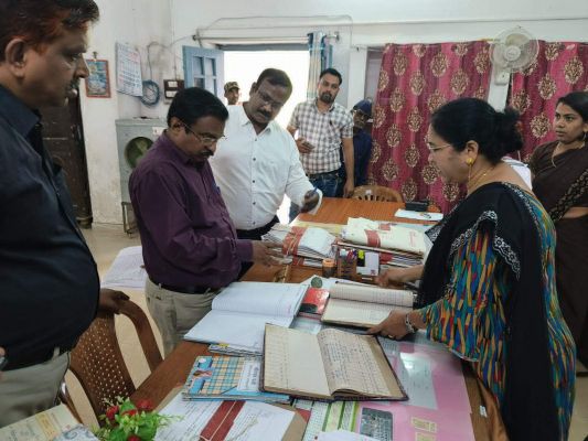 नायब तहसीलदार को कारण बताओ नोटिस