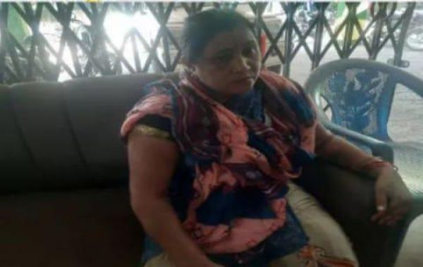 लेडी डॉन और बेटे ने की महिला की पिटाई