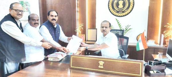 कृषक कल्याण समिति ने रबी फसल के लिए नहर से पानी छोडऩे कलेक्टर को सौंपा ज्ञापन