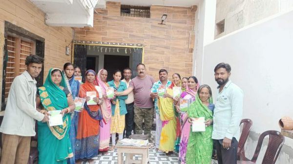 अब निराश्रित महिलाओं को मिलेगा 35 किलो चावल, राशन कार्ड वितरित
