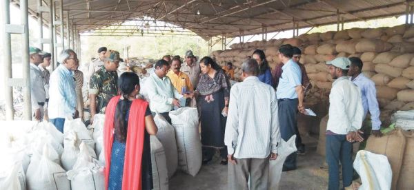 कलेक्टर ने धान खरीदी केन्द्र का किया निरीक्षण