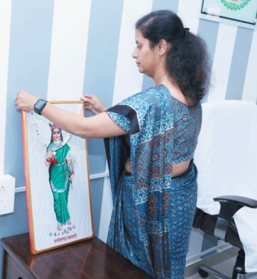 छत्तीसगढ़ महतारी के छायाचित्र पर माल्यार्पण कर नई कलेक्टर ने संभाला कामकाज