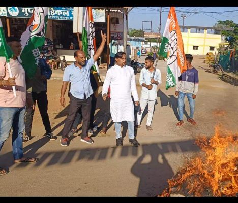 छत्तीसगढ़ महतारी के अपमान पर बिफरे युवा कांग्रेसी, भाजपा सहप्रभारी का फूंका पुतला