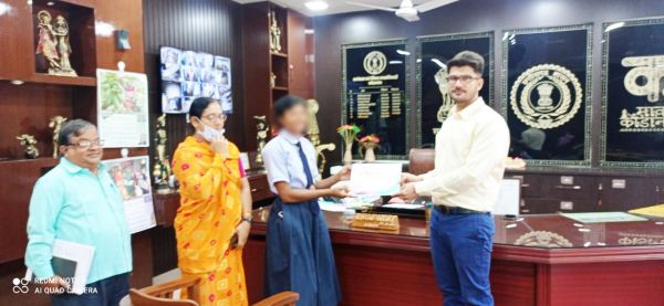 स्पोर्ट्स एकेडमी इम्फाल के लिए चयनित बालिका का कलेक्टर ने किया सम्मान