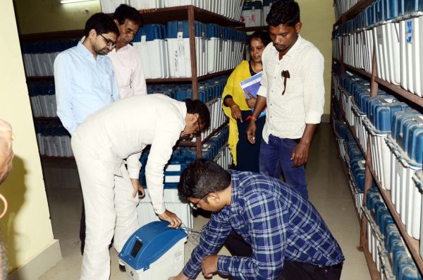 राजनीतिक दलों के प्रतिनिधियों की मौजूदगी में  मतदान सामग्री का भौतिक सत्यापन