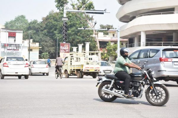 हफ्तों से बंद है कलेक्टोरेट चौक का ट्रैफिक सिग्नल