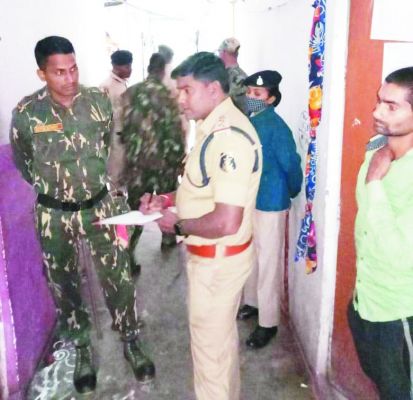 150 पुलिस वालों ने ढूंढ निकाला 4 गुंडे-बदमाश, बीएसयूपी कॉलोनियों में दबिश