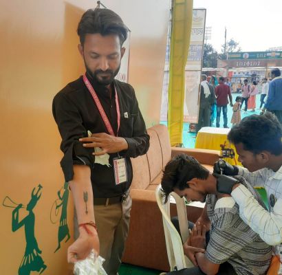 राज्योत्सव में बस्तर के युवा गोदना को दे रहे नया स्वरूप