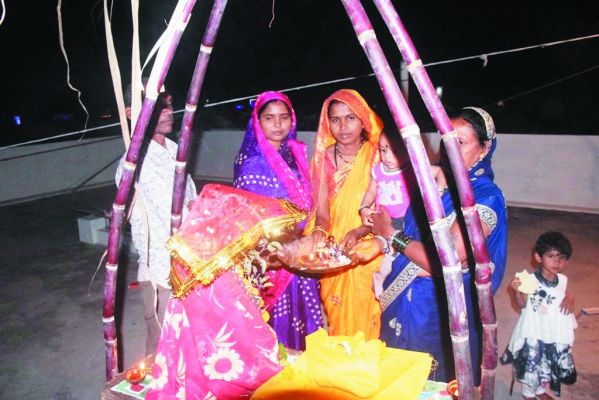 छोटी दिवाली पर घरों में दिखी खुशियां