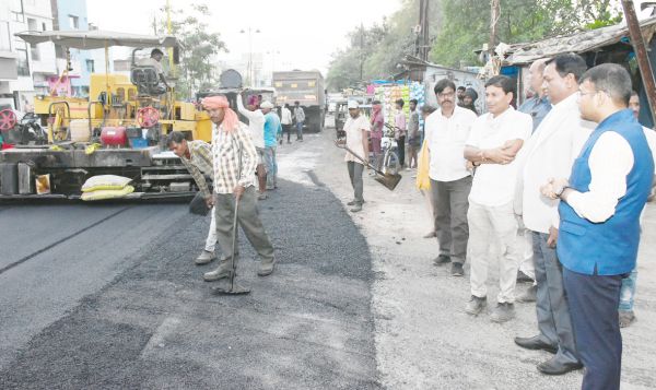 शहर के जर्जर सडक़ों पर किया जा रहा पैच वर्क
