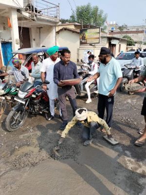 निगम ने खड़े किए हाथ तो मोहल्लेवासियों ने सडक़ मरम्मत करने संभाला मोर्चा