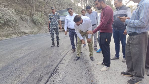 केशकाल घाट सडक़ मरम्मत कार्य को देखने पहुंचे कलेक्टर